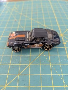 2010 Hot Wheels Corvette Gand Sport Blank and Orange Kids Race Die-Cast  Vehicle